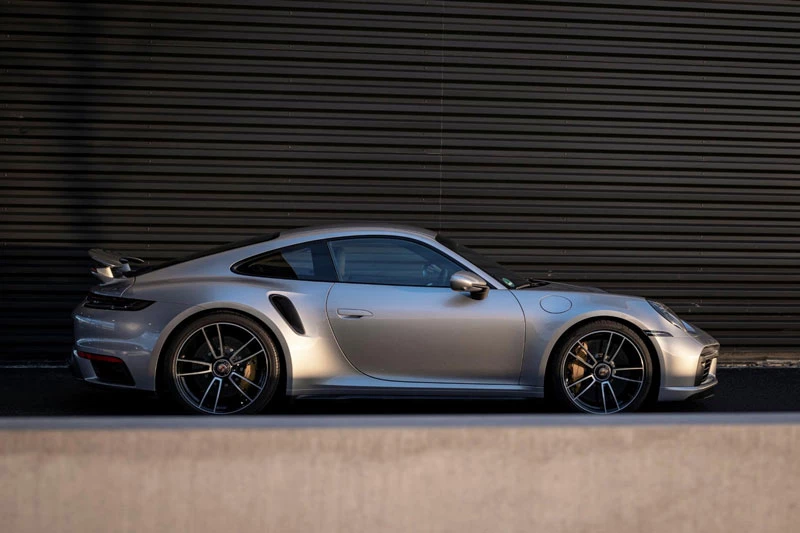 4. Porsche 911 (doanh số: 18.511 chiếc, chiếm 5% thị phần). 