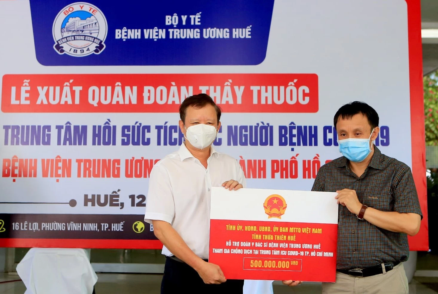 Lê Trường Lưu đã trao 500 triệu đồng hỗ trợ đoàn y bác sĩ lên đường thực hiện nhiệm vụ.