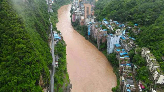 “Thành phố” hẹp nhất thế giới, nằm ở giữa sông và núi, cảnh tượng rất ngoạn mục