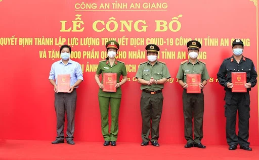 Đại tá Đinh Văn Nơi, Ủy viên BTV Tỉnh ủy, Bí thư Đảng ủy, Giám đốc Công an tỉnh An Giang trao Quyết định thành lập các lực lượng truy vết.
