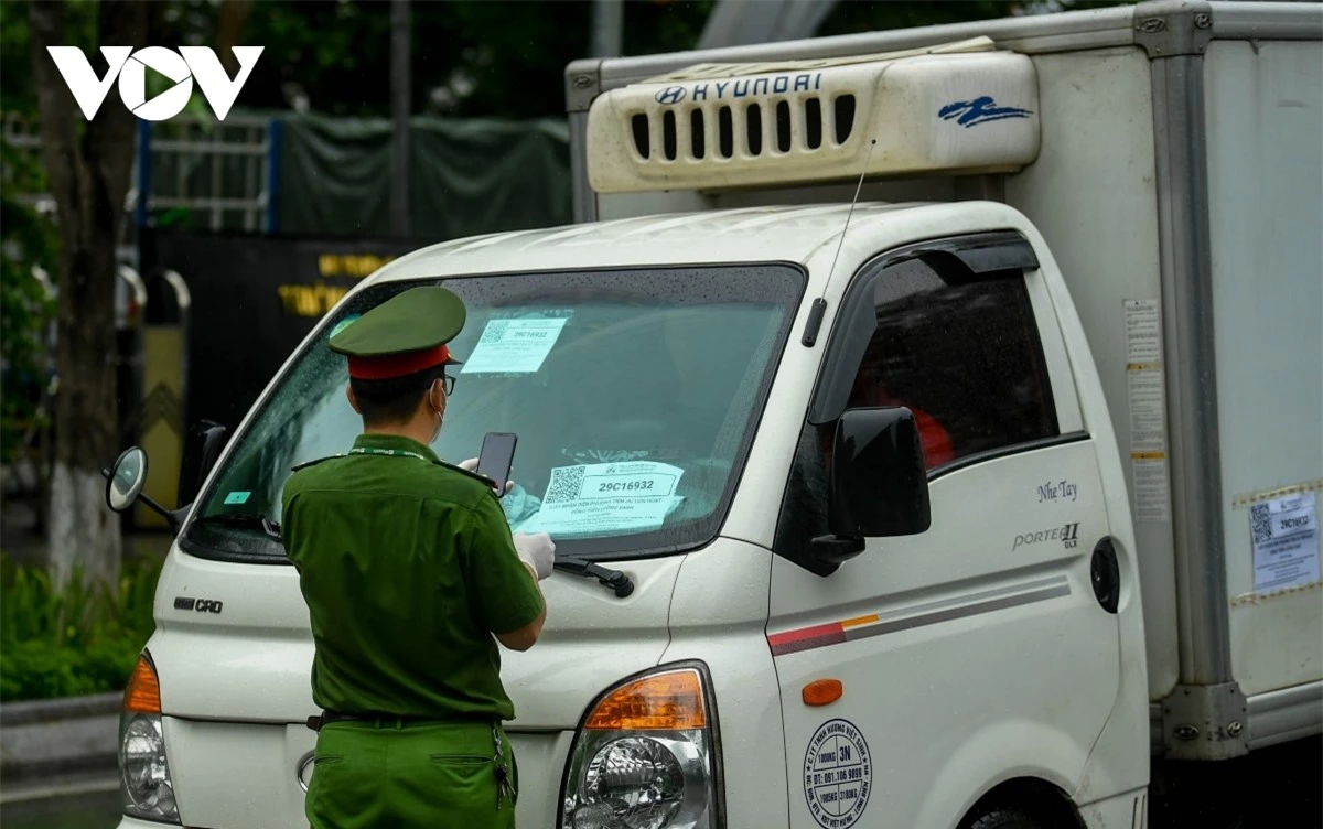 Chuyên gia cho rằng, việc ứng dụng CNTT trong việc kiểm soát giấy đi đường của người dân là biện pháp an toàn trong thời điểm này.