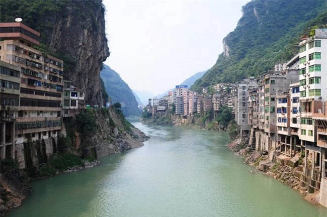 “Thành phố” hẹp nhất thế giới, nằm ở giữa sông và núi, cảnh tượng rất ngoạn mục 2