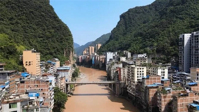 “Thành phố” hẹp nhất thế giới, nằm ở giữa sông và núi, cảnh tượng rất ngoạn mục 4