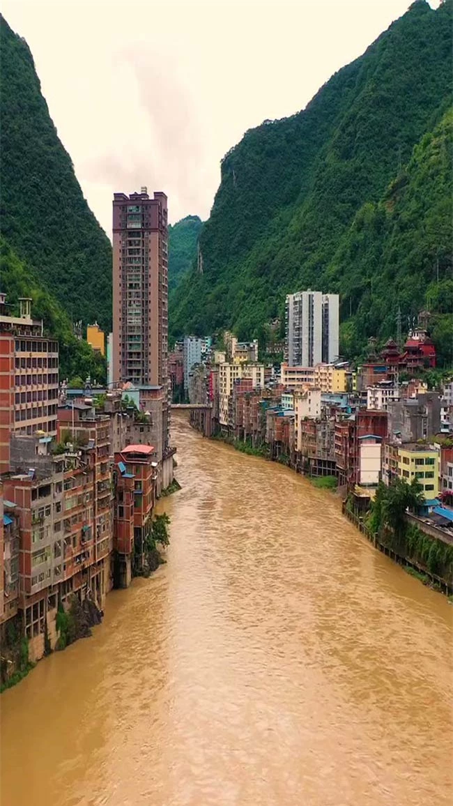 “Thành phố” hẹp nhất thế giới, nằm ở giữa sông và núi, cảnh tượng rất ngoạn mục 5