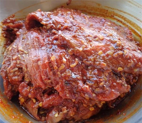 Bước ướp gia vị trong cách làm thịt bò khô đơn giản tại nhà