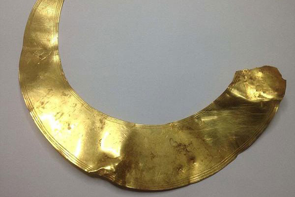 Đi qua ruộng, máy dò kim loại của người đàn ông kêu inh ỏi - Món đồ màu vàng hiện ra, chuyên gia khẳng định 'Cả nước Anh chỉ có 4 cái!'