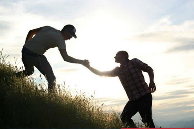 Bạn cờ bạc chỉ biết rủ bạn chơi bài, bạn nhậu chỉ biết thúc bạn cạn ly, chỉ người giỏi mới dẫn bạn đi lên một tầng cao mới