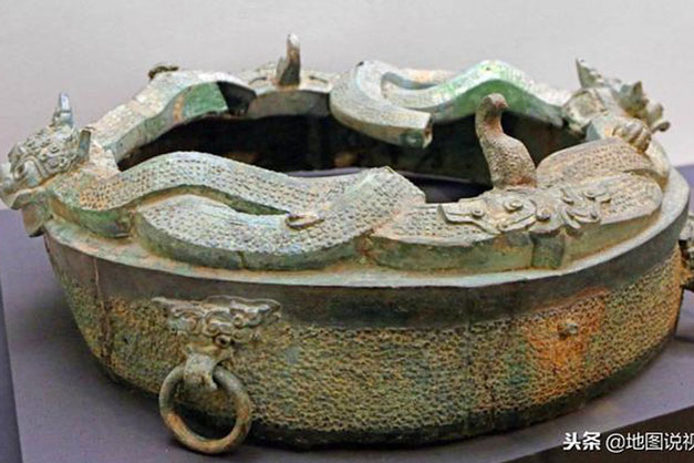 Nhặt được món đồ bỏ đi của kẻ trộm mộ, chuyên gia nhìn kỹ dòng chữ bên trên mới ngỡ ngàng: Không phải dạng vừa đâu!