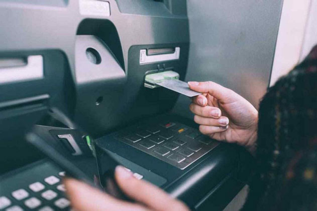 Ngày ly hôn, mẹ chồng đưa thẻ có 72 triệu đồng bảo cho cháu trai, đến khi đi rút, con dâu "lặng người" khi thấy số tiền trong thẻ