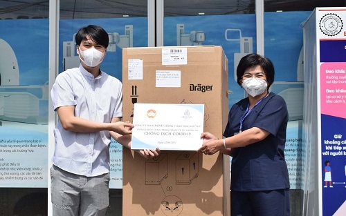 Bình Dương: Gốm sứ Minh Long tặng máy thở và kit test nhanh SARS-CoV-2 cho TP Thuận An