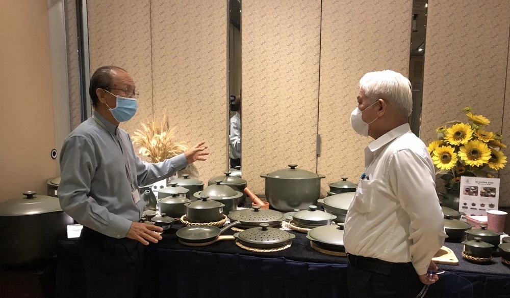 Ông Lý Ngọc Minh - Tổng Giám đốc Công ty TNHH Minh Long I (bên trái), giới thiệu khu trưng bày triển lãm các nhóm sản phẩm đặc trưng của Công ty với Bí thư Tỉnh uỷ Bình Dương Nguyễn Văn Lợi.