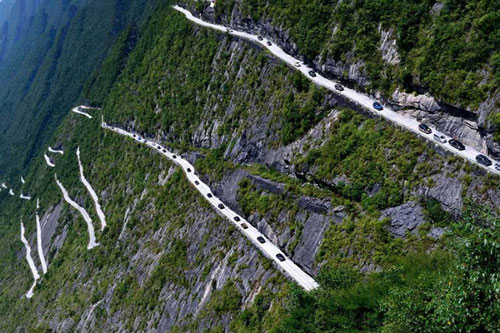 Con đường ngoằn ngoèo sát mép núi, tựa như đang lái xe lên trời
