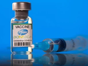 Mỹ “bật đèn xanh” tiêm mũi vaccine COVID-19 thứ ba cho người có hệ miễn dịch yếu