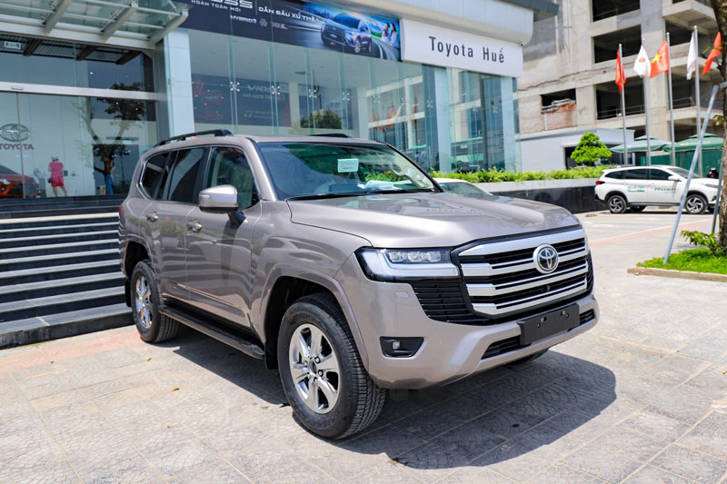 Cận cảnh Toyota Land Cruiser thế hệ mới tại đại lý, giá từ 4,060 tỷ đồng