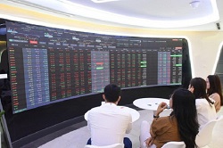 VN-Index bất ngờ đảo chiều hồi phục về cuối phiên, tăng 4 điểm