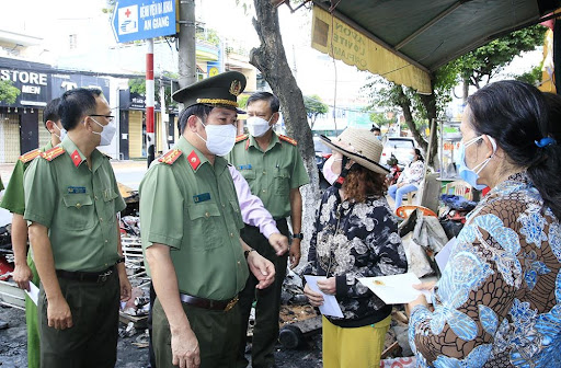 Đại tá Đinh Văn Nơi, Giám đốc Công an tỉnh An Giang đến thăm hỏi, động viên và hỗ trợ 5 hộ gia đình bị thiệt hại.