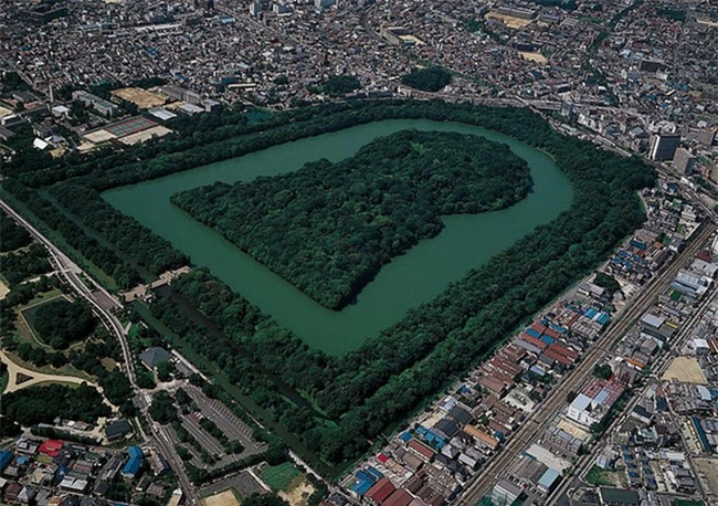 Bí ẩn khu lăng mộ lớn nhất thế giới tại Nhật Bản: Hình thù kỳ lạ, bất khả xâm phạm và là nơi yên nghỉ của "Thiên hoàng thần thoại" - Ảnh 2.