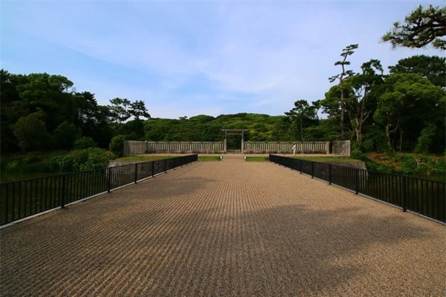 Bí ẩn khu lăng mộ lớn nhất thế giới tại Nhật Bản: Hình thù kỳ lạ, bất khả xâm phạm và là nơi yên nghỉ của "Thiên hoàng thần thoại" - Ảnh 5.