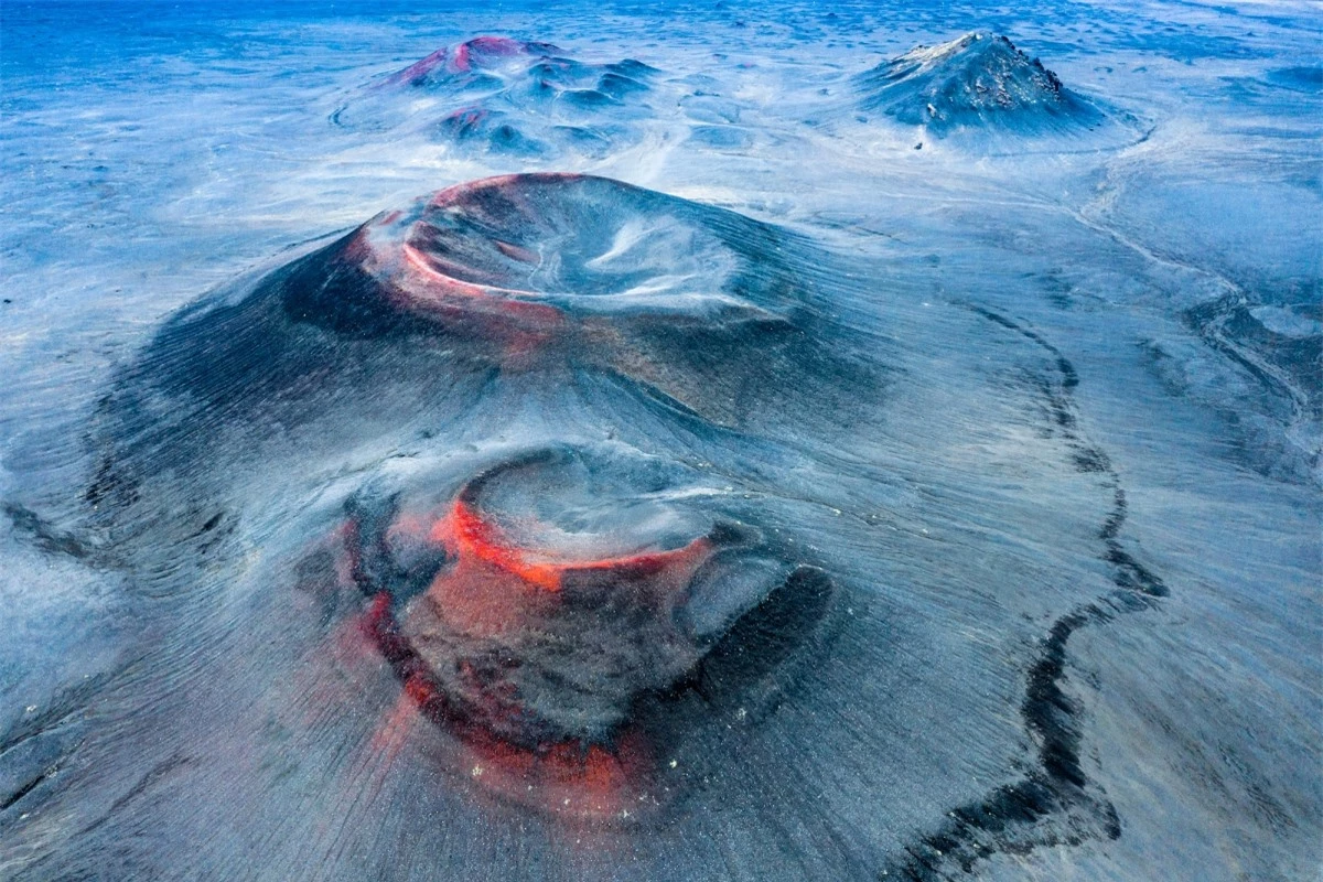 Bức ảnh "Hành tinh khác" của tác giả Fran Rubia chụp tại Khu dự trữ Thiên nhiên Fjallabak ở Iceland cho thấy những núi lửa trông như thế nào khi nhìn từ trên cao trong một ngày trời nhiều mây vào tháng 6, thời điểm mặt trời lúc nửa đêm đặc trưng ở vùng Cực.