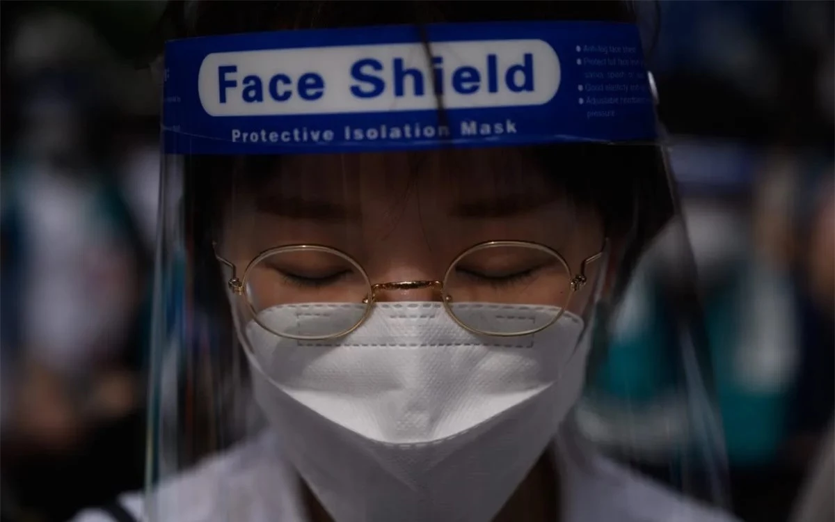 Một nhân viên y tế Hàn Quốc đeo tấm chắn bảo vệ để ngăn ngừa Covid-19. Ảnh: AFP.
