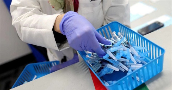 Hàng triệu liều vắc xin Covid-19 sắp hết hạn giữa cơn khát trên toàn cầu - 1