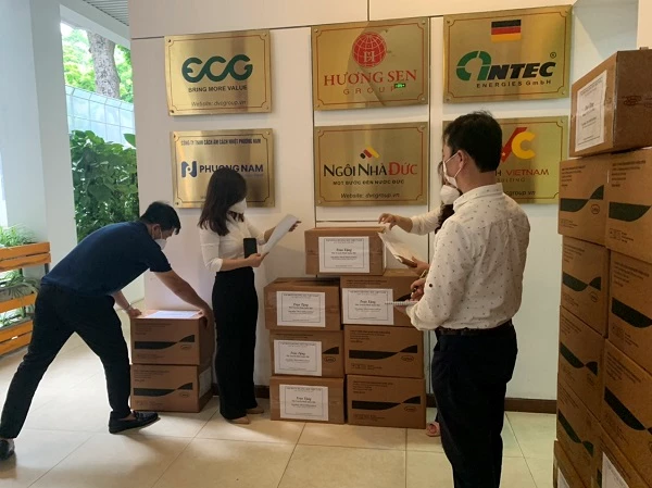 988 hộp sản phẩm omega3 đang được kiểm đếm để chuẩn bị chuyển vào thành phố Hồ Chí Minh cho tuyến đầu chống dịch. 