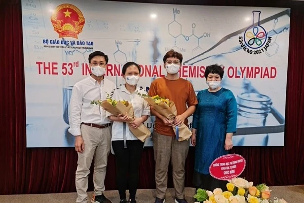 Hai học sinh trường THPT chuyên Hà Nội Amsterdam (đứng giữa) đoạt Huy chương Vàng Olympic Hóa học.