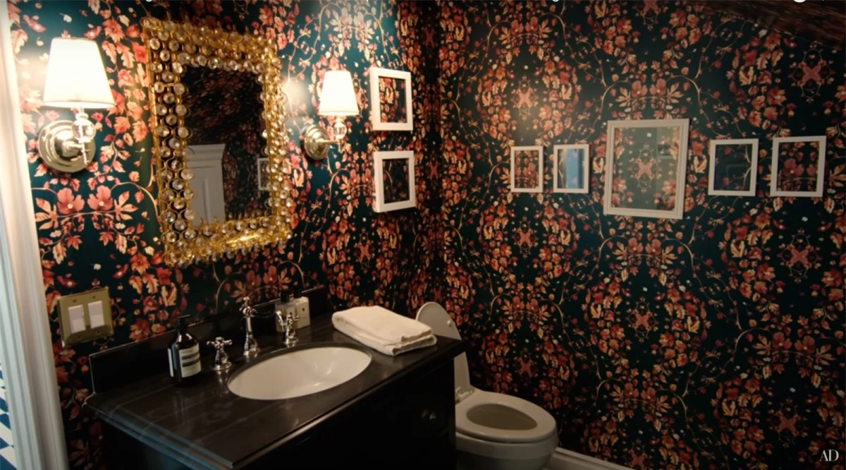 Nhà vệ sinh cũng đầy chất nghệ thuật với tranh và giấy dán tường.