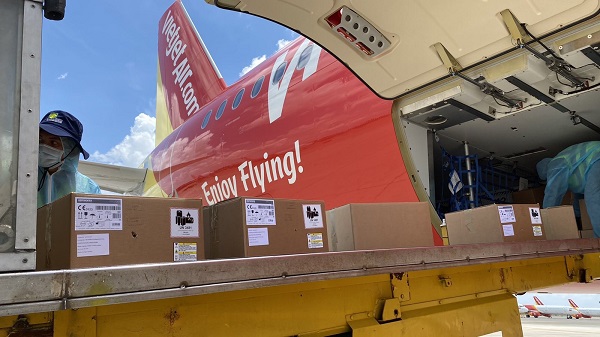 Chuyến bay Vietjet chở 200 máy thở cao cấp từ Đức đã về đến TP Hồ Chí Minh