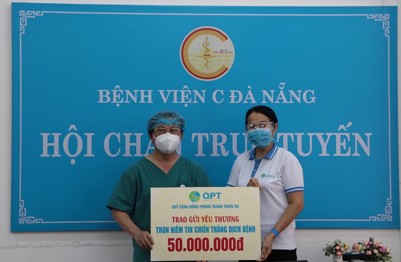 Bà Lê Thị Thúc – Giám đốc điều hành Quỹ Cộng đồng phòng tránh thiên tai hỗ trợ 50 triệu đồng cho Đoàn y Bác sỹ Bệnh viện C Đà Nẵng