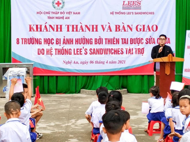 Đại diện hệ thống Lee’s Sandwiches phát biểu tại lễ khánh thành và bàn giao 8 trường học bị ảnh hưởng bởi thiên tai đã được sửa chữa tại miền Trung.