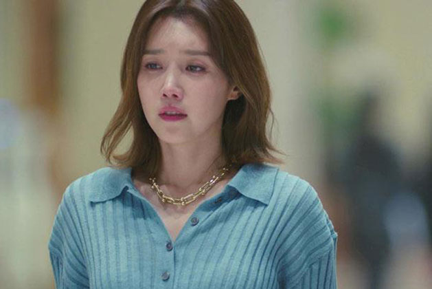 Vừa xuất viện mẹ chồng liền đón thẳng về khách sạn chăm sóc, thấy lạ lén về nhà kiểm tra, con dâu chết lặng vì cảnh tượng trước mắt