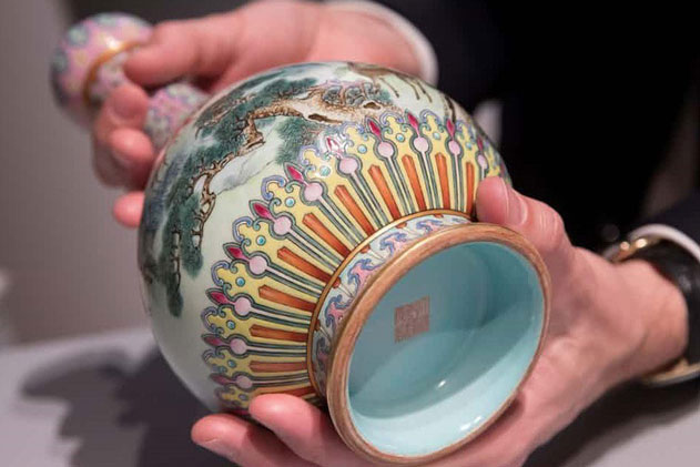 Biết là giả nhưng vẫn nhận cầm đồ và đưa tiền cho khách, 10 ngày sau, chủ tiệm nhận được 1 thứ không thể ngờ đến