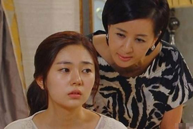 Mẹ ốm bệnh muốn về chăm sóc nhưng bị mẹ chồng ngăn cản, chồng đứng cạnh nói 1 câu khiến người phụ nữ choáng váng