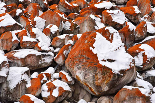 Bãi đá đỏ kỳ lạ được bao phủ bởi 15 ngọn núi tuyết ở độ cao 6.000m