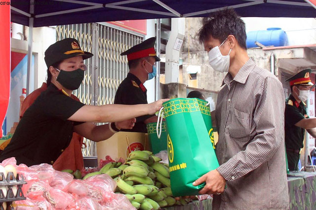 Người nghèo rớm nước mắt khi đi "chợ 0 đồng" tại Hà Nội