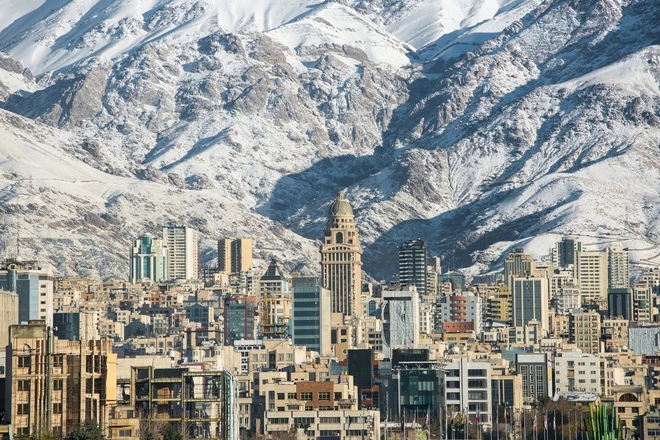 Tehran là thủ đô và thành phố lớn nhất Iran, trung tâm kinh tế và văn hoá của cả nước. Thành phố này cũng là một trong những địa danh du lịch nổi tiếng, tập trung nhiều điểm tham quan như cung điện Golestan, tháp Azadi, viện bảo tàng quốc gia Malik, công viên Park-e-Jamshidieh, Park-e-Mellat… Ảnh: Tehran CAB.