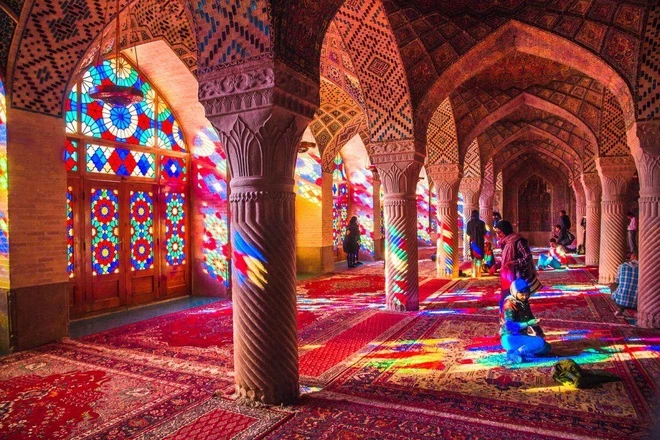 Nhà thờ Hồi giáo Nasir ol Molk là một trong những địa điểm nổi tiếng hàng đầu ở Iran. Thánh đường có biệt danh là "Nhà thờ Hồi giáo màu hồng" vì được xây dựng từ những viên gạch hồng. Tới đây, du khách có thể khám phá những ngóc ngách ẩn giấu của nhà thờ Hồi giáo được ca ngợi là đẹp nhất thế giới. Ảnh: Omnivagant.