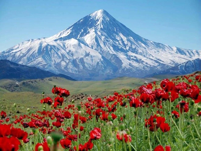 Iran có núi lửa cao nhất châu Á là đỉnh Damavand cao 5.609 m. Là một núi lửa dạng tầng, Damavand không chỉ là đỉnh núi cao nhất ở Iran mà còn cả Trung Đông. Ngọn núi lửa này đang hoạt động, tuy nhiên lần phun trào gần đây nhất là cách đây 7.300 năm. Ảnh: Pinterest.