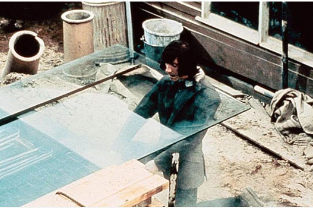 Bộ phim kinh dị bị dính "lời nguyền chết chóc": Con trai nam chính tự sát, cảnh phim vận ra đời thực đáng sợ hơn trăm lần