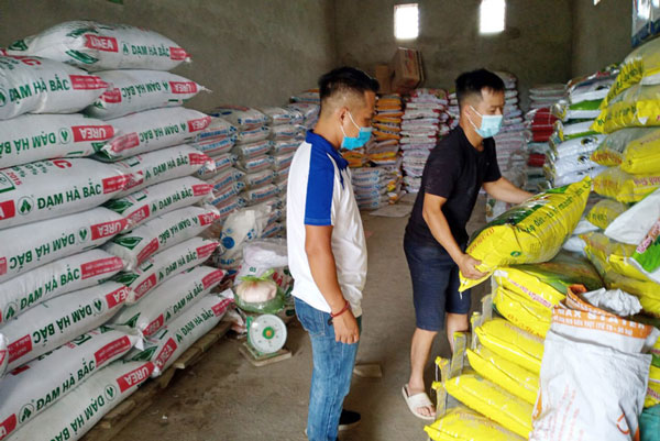 Phân bón trong nước dư thừa, giá vẫn 'ngất ngưởng'