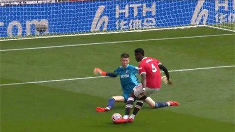 Pogba bỏ lỡ cơ hội ghi bàn mười mươi cho Man United