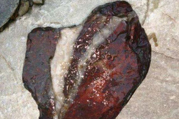 Vô tình làm đổ chai nước lên vật đào được, người công nhân hoang mang khi thấy nó lập tức chuyển sang màu đỏ như máu