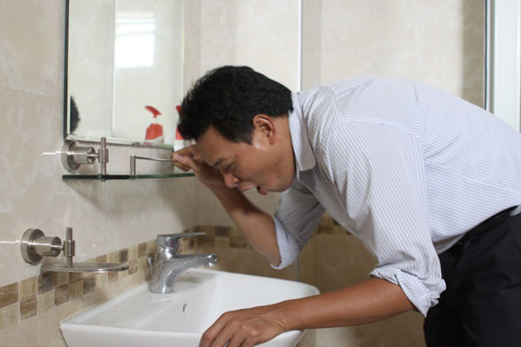 Móc họng nôn sau khi uống rượu nguy hiểm chết người không phải ai cũng biết