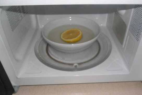 Khử mùi lò vi sóng hiệu quả bằng nguyên liệu nhà bếp