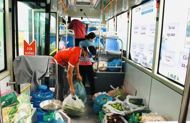Sở Công thương TP.HCM đang đẩy mạnh thực hiện "siêu thị mini di động" nhờ cải tạo các xe buýt.