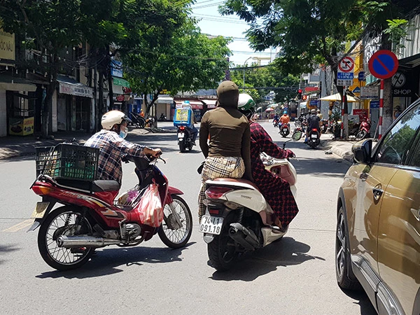 Người dân Đà Nẵng hối hả mua sắm, tích trữ các loại lương thực, thực phẩm thiết yếu để chuẩn bị cho 7 ngày tuyệt đối không được ra đường sắp tới 