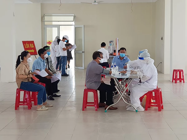 Từ ngày 11/8 - 14/8, Sở Y tế Đà Nẵng triển khai tiêm vaccine AstraZeneca mũi 1 cho 26.582 người dân. Trong ảnh: Khám sàng lọc trước khi tiêm vaccine tại điểm tiêm chủng Khu ký túc xá phía Tây TP Đà Nẵng