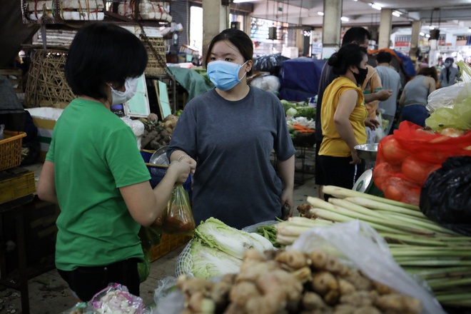 Người dân trong "vùng xanh" ở TP Hồ Chí Minh ra-vào, đi chợ như thế nào?