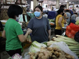 Người dân trong "vùng xanh" ở TP Hồ Chí Minh ra-vào, đi chợ như thế nào?